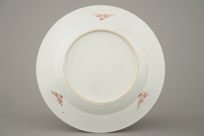 Paire d'assiettes en porcelaine de Chine, famille rose, Yongzheng/Qianlong, 18e