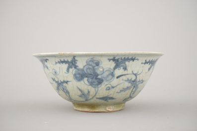 A set of 3 Chinese porcelain blue and white bowls, Ming dynasty