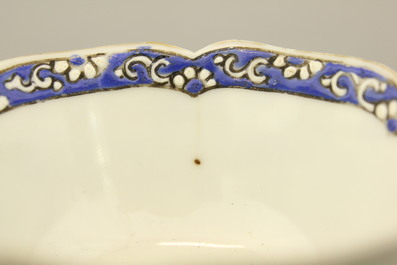 Collection d'assiettes, tasses et sous-tasses en porcelaine de Chine dont la plupart en bleu et blanc, 18e-19e