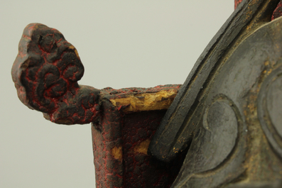 Figure de Guanyin en bronze partiellement dor&eacute;e, assise sur tr&ocirc;ne en bois lacqu&eacute;, dynastie Ming