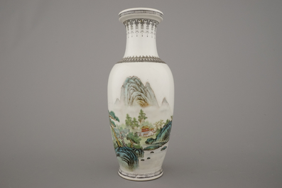 A collection of 7 Chinese porcelain vases, 20th C.