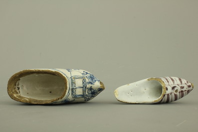 Lot de 4 souliers miniatures en fa&iuml;ence de Delft, bleu blanc et mangan&egrave;se, 18e