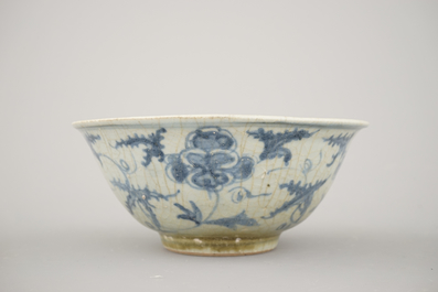 A set of 3 Chinese porcelain blue and white bowls, Ming dynasty