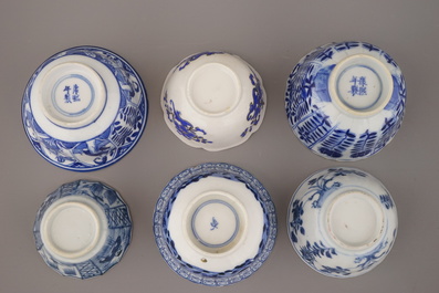 Collection d'assiettes, tasses et sous-tasses en porcelaine de Chine dont la plupart en bleu et blanc, 18e-19e