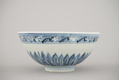 Lot van 3 blauw en witte kommen in Chinees porselein, Ming-dynastie