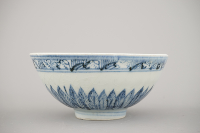 A set of 3 Chinese porcelain blue and white bowls, Ming dynasty