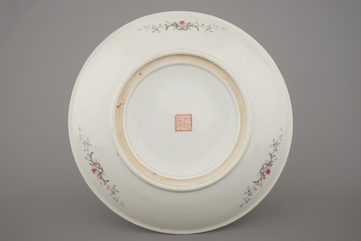 Tr&egrave;s grand plat fin en porcelaine de Chine &agrave; d&eacute;cor de figures dans un jardin, 20e