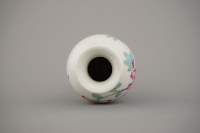 Vase en porcelaine de Chine, famille rose, Yongzhen, env. 1720