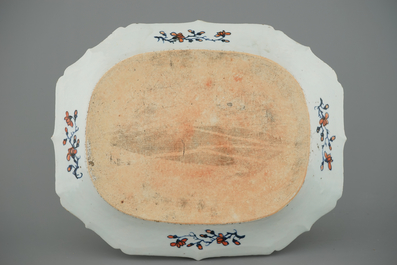 A large Chinese porcelain famille rose octagonal dish with an eagle, Qianlong, 18th C.