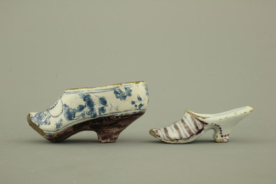 Lot de 4 souliers miniatures en fa&iuml;ence de Delft, bleu blanc et mangan&egrave;se, 18e
