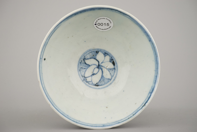 A set of 3 Chinese porcelain blue and white bowls, Ming dynasty