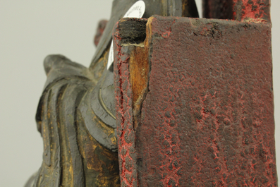 Bronzen gedeeltelijk verguld beeldje van Guanyin, zittend op een houten verlakte troon, Ming-dynastie