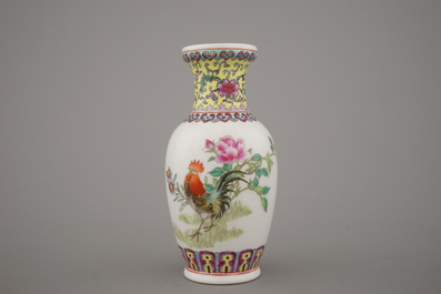 A collection of 7 Chinese porcelain vases, 20th C.