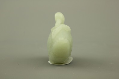 Sculpture d'un  canard en jade c&eacute;ladon, 19e-20e