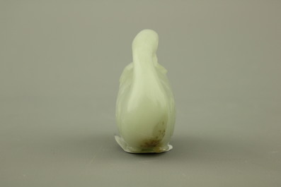 Sculpture d'un  canard en jade c&eacute;ladon, 19e-20e