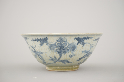 A set of 3 Chinese porcelain blue and white bowls, Ming dynasty