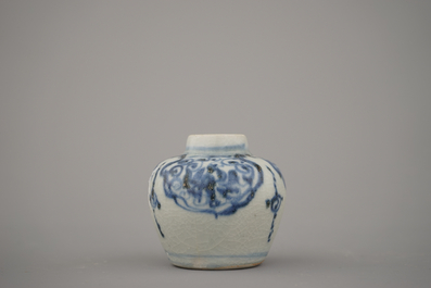 A group of 4 Chinese porcelain pieces, Ming dynasty