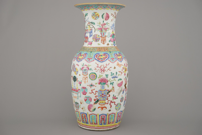 Vase en porcelaine de Chine &agrave; d&eacute;cor d'objets de lettr&eacute;s, famille rose, 19e