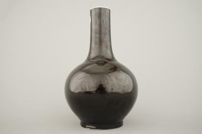 Vase de forme bouteille en porcelaine de Chine monochrome noir, marqu&eacute; Qianlong mais probablement 20e