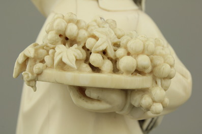Figure de fille en ivoire sculpt&eacute;, Chine, R&eacute;volution Culturelle