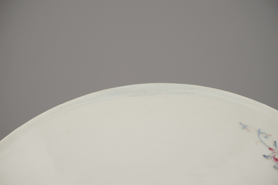 Tr&egrave;s grand plat fin en porcelaine de Chine &agrave; d&eacute;cor de figures dans un jardin, 20e