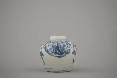 A group of 4 Chinese porcelain pieces, Ming dynasty