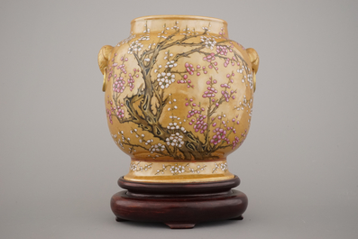 Opmerkelijke Chinese vaas op steun, bruine fond, famille rose, 19e eeuw