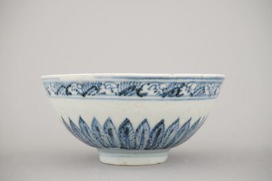 A set of 3 Chinese porcelain blue and white bowls, Ming dynasty