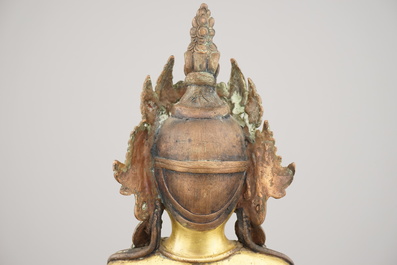 Boeddhabeeld Amoghasiddi in verguld brons met bloedkoraal en turquoise inlegwerk, 18e-19e eeuw