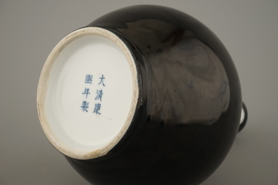 Flesvormige vaas in Chinees monochroom zwart porselein, gemerkt Qianlong maar vermoedelijk 20e eeuw