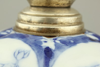 Vase en porcelaine de Chine, bleu et blanc, avec monture en argent, 20e