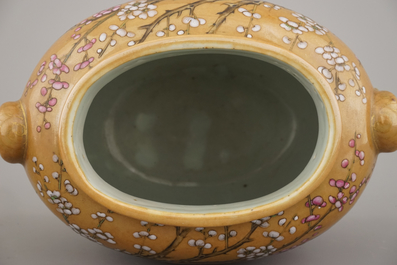 Opmerkelijke Chinese vaas op steun, bruine fond, famille rose, 19e eeuw