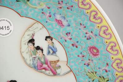 Tr&egrave;s grand plat fin en porcelaine de Chine &agrave; d&eacute;cor de dames dans un jardin, 20e