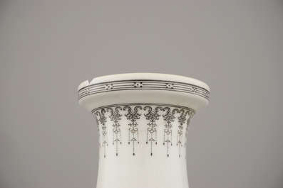 A collection of 7 Chinese porcelain vases, 20th C.