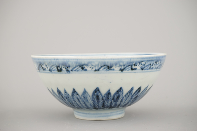 Lot de 3 coupes en porcelaine de Chine, bleu et blanc, dynastie Ming