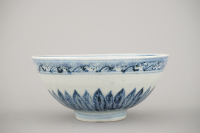 A set of 3 Chinese porcelain blue and white bowls, Ming dynasty