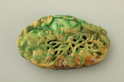 Sculpture de fruits en jade vert tachet&eacute;, 20e