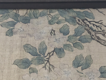 Grande peinture sur rouleau, encadr&eacute;e, &agrave; d&eacute;cor d'oiseau et de fleurs, Chine, 18e