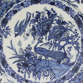 Grand plat tr&egrave;s fin en fa&iuml;ence de Delft, bleu et blanc avec chinoiserie, fin 17e