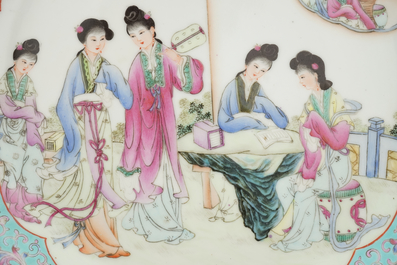 Tr&egrave;s grand plat fin en porcelaine de Chine &agrave; d&eacute;cor de dames dans un jardin, 20e
