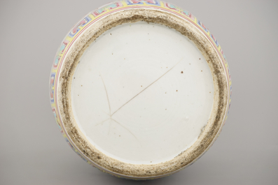 Vase en porcelaine de Chine &agrave; d&eacute;cor d'objets de lettr&eacute;s, famille rose, 19e