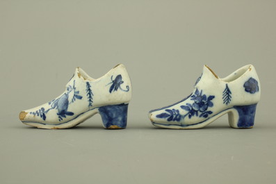 Paire de souliers en fa&iuml;ence de Delft, bleu et blanc, 18e