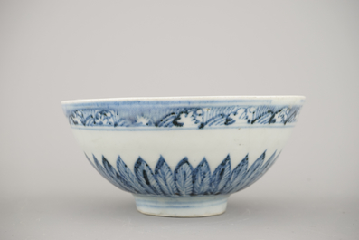 A set of 3 Chinese porcelain blue and white bowls, Ming dynasty