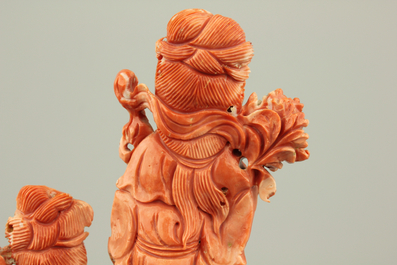 Groupe fine sculpt&eacute;e en corail rouge de Guanyin jouant le 'Qin', Chine, 19e