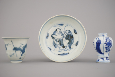 3 objets en porcelaine de Chine, bleu et blanc, dynastie Ming et Kangxi