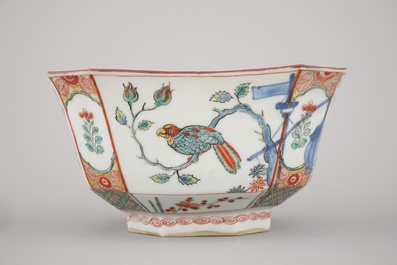 Nederlands beschilderde octagonale kom in Chinees porselein, Kakiemon stijl, Qianlong, 18e eeuw