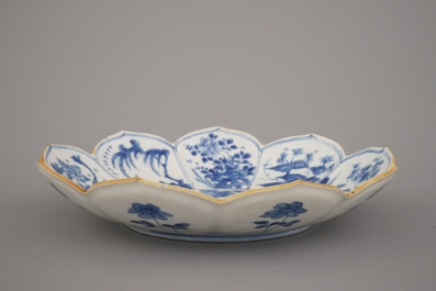 Assiette en porcelaine de Chine, bleu et blanc, en forme de lotus, Kangxi, env. 1700