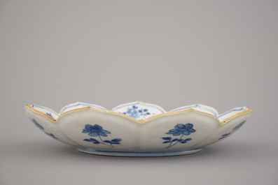 Assiette en porcelaine de Chine, bleu et blanc, en forme de lotus, Kangxi, env. 1700