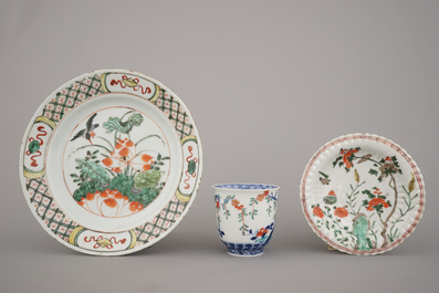 Deux assiettes en porcelaine de Chine, famille verte, et gobelet &agrave; vin, Kangxi, 18e