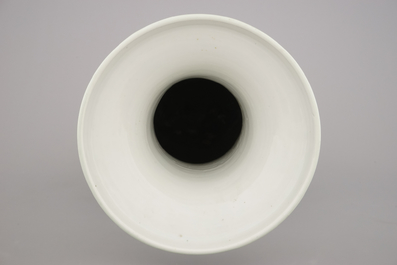 Vase fin c&eacute;ladon avec objets de lettr&eacute;s, Chine, 19e-20e